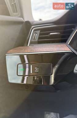 Внедорожник / Кроссовер Audi e-tron 2021 в 
