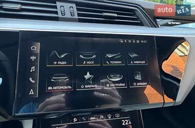 Внедорожник / Кроссовер Audi e-tron 2022 в 
