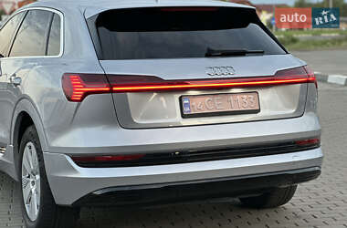 Позашляховик / Кросовер Audi e-tron 2019 в 
