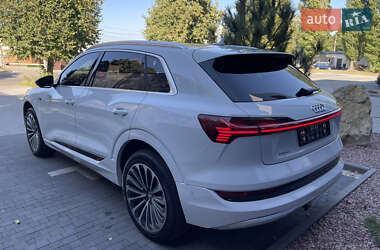 Позашляховик / Кросовер Audi e-tron 2019 в 