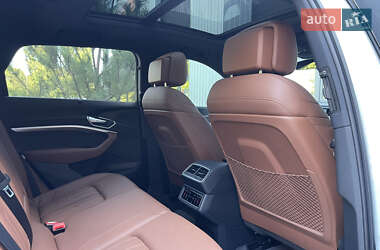 Позашляховик / Кросовер Audi e-tron 2019 в 