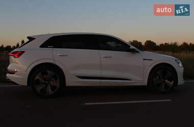 Внедорожник / Кроссовер Audi e-tron 2022 в 