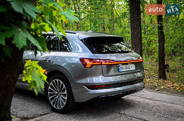 Позашляховик / Кросовер Audi e-tron 2020 в 