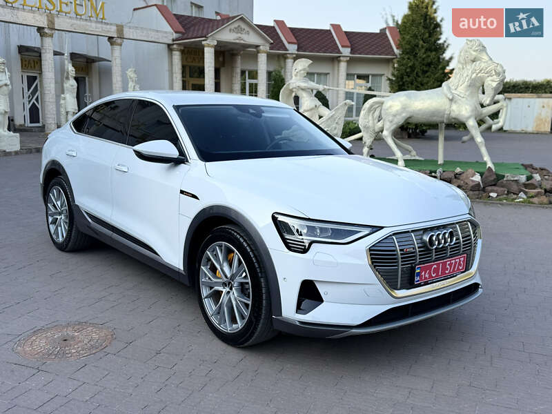 Позашляховик / Кросовер Audi e-tron 2023 в 