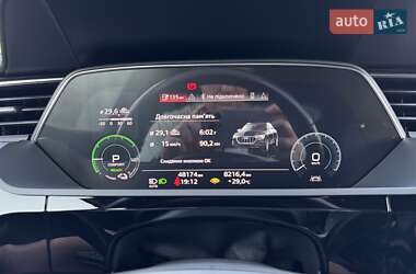 Позашляховик / Кросовер Audi e-tron 2022 в 