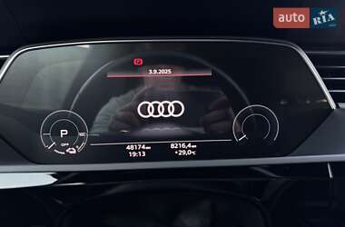 Позашляховик / Кросовер Audi e-tron 2022 в 