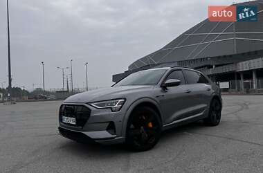 Внедорожник / Кроссовер Audi e-tron 2022 в 