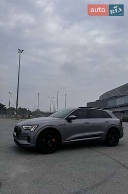 Внедорожник / Кроссовер Audi e-tron 2022 в 