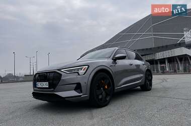 Внедорожник / Кроссовер Audi e-tron 2022 в 