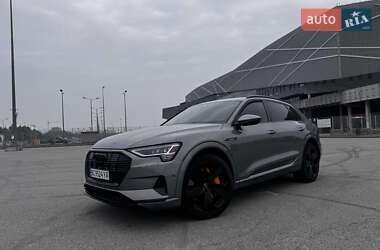 Внедорожник / Кроссовер Audi e-tron 2022 в 