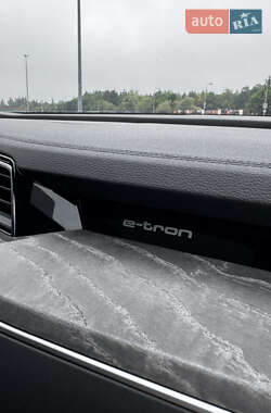 Внедорожник / Кроссовер Audi e-tron 2022 в 