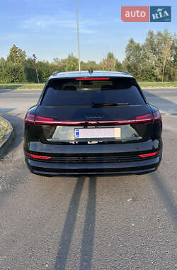 Позашляховик / Кросовер Audi e-tron 2021 в 