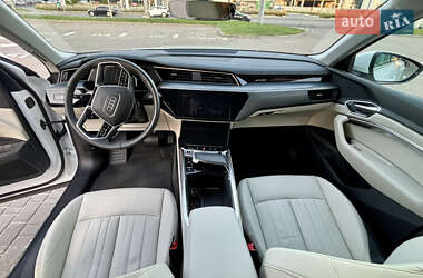 Внедорожник / Кроссовер Audi e-tron 2024 в 