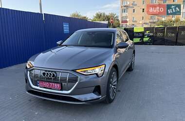 Позашляховик / Кросовер Audi e-tron 2021 в 