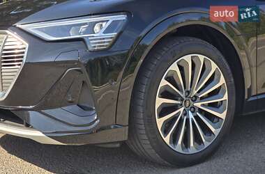 Внедорожник / Кроссовер Audi e-tron 2021 в 
