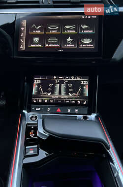 Позашляховик / Кросовер Audi e-tron 2022 в 