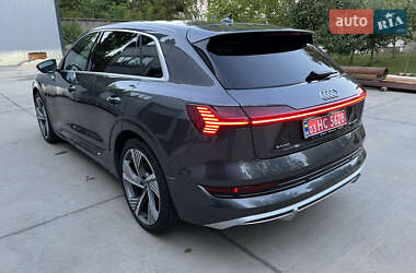 Позашляховик / Кросовер Audi e-tron 2022 в 
