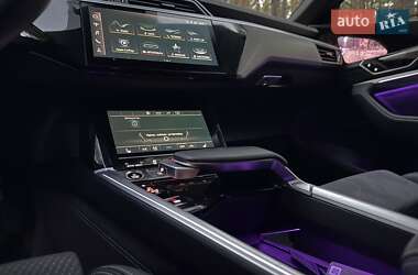 Позашляховик / Кросовер Audi e-tron 2022 в 