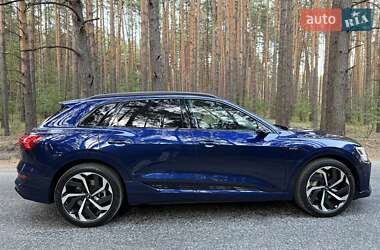 Позашляховик / Кросовер Audi e-tron 2022 в 