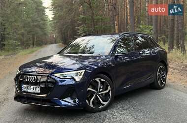 Позашляховик / Кросовер Audi e-tron 2022 в 