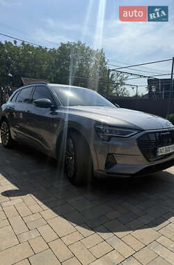 Позашляховик / Кросовер Audi e-tron 2019 в 