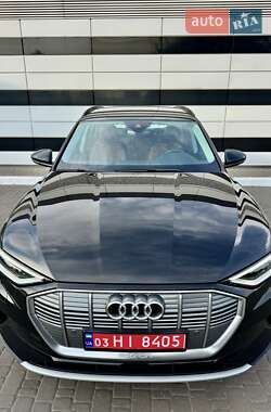 Позашляховик / Кросовер Audi e-tron 2022 в 