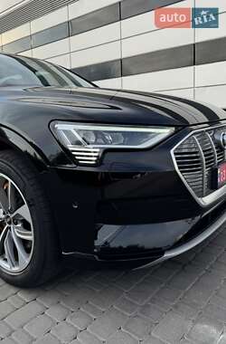 Позашляховик / Кросовер Audi e-tron 2022 в 
