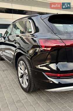 Позашляховик / Кросовер Audi e-tron 2022 в 