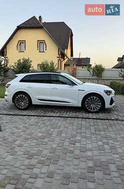Позашляховик / Кросовер Audi e-tron 2021 в 
