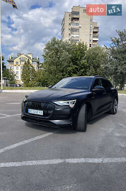 Позашляховик / Кросовер Audi e-tron 2019 в 