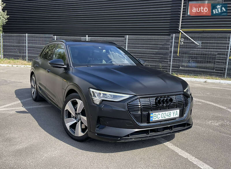 Позашляховик / Кросовер Audi e-tron 2019 в 