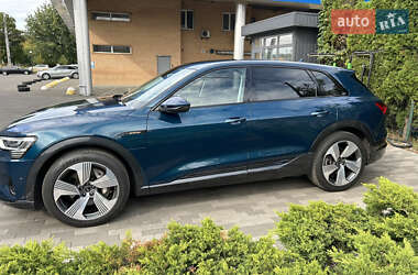 Позашляховик / Кросовер Audi e-tron 2022 в 