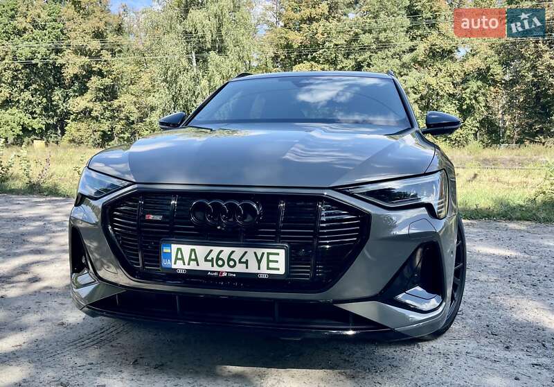 Позашляховик / Кросовер Audi e-tron 2022 в 