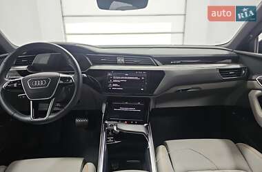 Позашляховик / Кросовер Audi e-tron 2022 в 