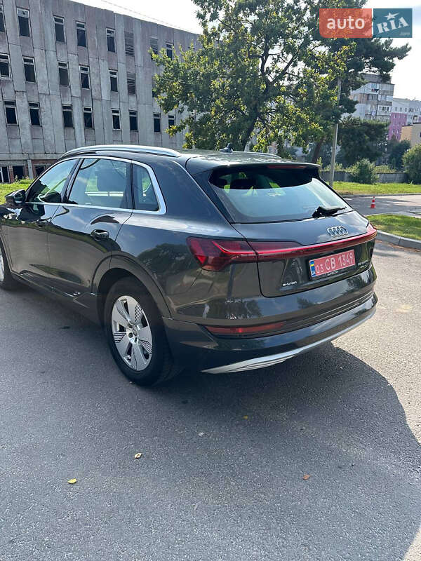 Позашляховик / Кросовер Audi e-tron 2021 в Новояворівську