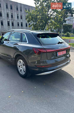 Позашляховик / Кросовер Audi e-tron 2021 в 
