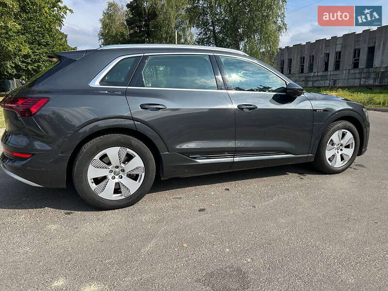Позашляховик / Кросовер Audi e-tron 2021 в Новояворівську