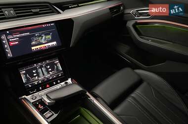 Внедорожник / Кроссовер Audi e-tron 2022 в 