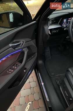 Внедорожник / Кроссовер Audi e-tron 2022 в 
