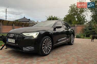 Внедорожник / Кроссовер Audi e-tron 2022 в 