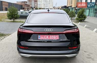 Позашляховик / Кросовер Audi e-tron 2022 в 