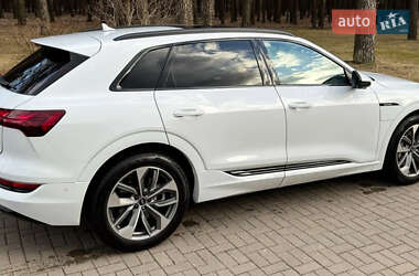 Позашляховик / Кросовер Audi e-tron 2021 в 