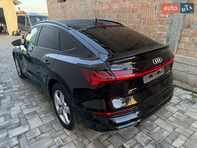 Позашляховик / Кросовер Audi e-tron 2022 в 