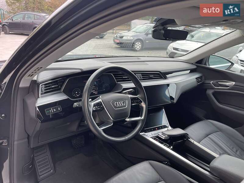 Позашляховик / Кросовер Audi e-tron 2019 в Кореці