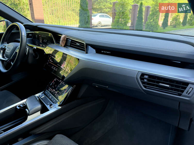 Позашляховик / Кросовер Audi e-tron 2020 в Сваляві