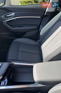 Внедорожник / Кроссовер Audi e-tron 2021 в 