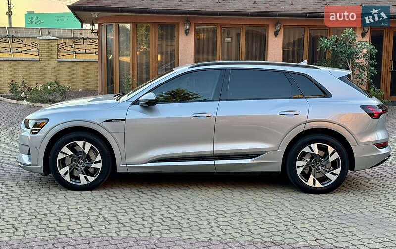 Позашляховик / Кросовер Audi e-tron 2022 в Мукачевому