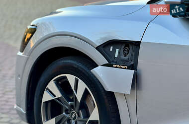 Внедорожник / Кроссовер Audi e-tron 2022 в 