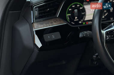 Внедорожник / Кроссовер Audi e-tron 2022 в 