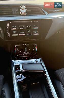Внедорожник / Кроссовер Audi e-tron 2020 в 